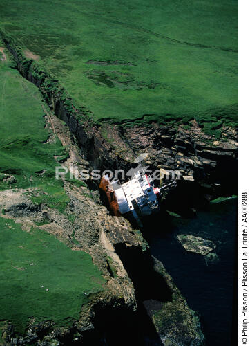 Chalutier échoué sur le littoral écossais. - © Philip Plisson / Plisson La Trinité / AA00288 - Nos reportages photos - Vue aérienne