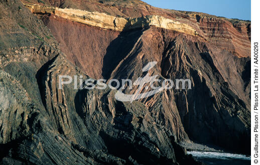Une falaise au Portugal. - © Guillaume Plisson / Plisson La Trinité / AA00293 - Photo Galleries - Cliff