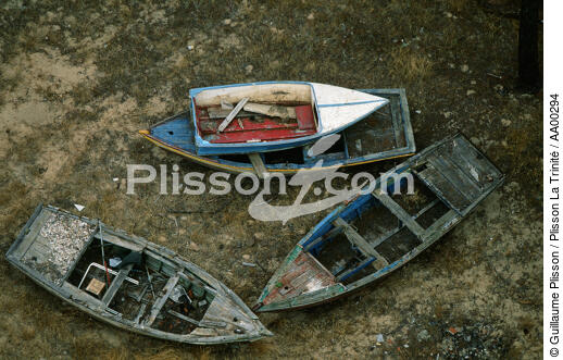 Epaves dans un cimetière marin au Portugal. - © Guillaume Plisson / Plisson La Trinité / AA00294 - Photo Galleries - Rowing boat
