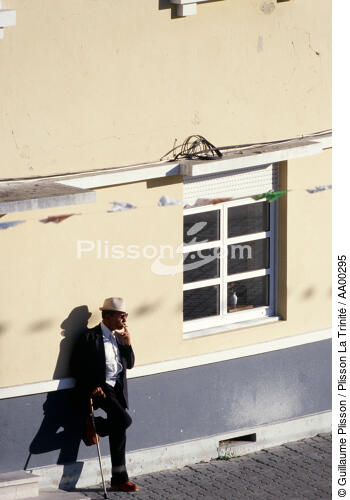 Homme adossé à une maison dans l'Aveiro. - © Guillaume Plisson / Plisson La Trinité / AA00295 - Photo Galleries - Construction/Building