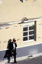 Homme adossé à une maison dans l'Aveiro. © Guillaume Plisson / Plisson La Trinité / AA00295 - Nos reportages photos - Personnage