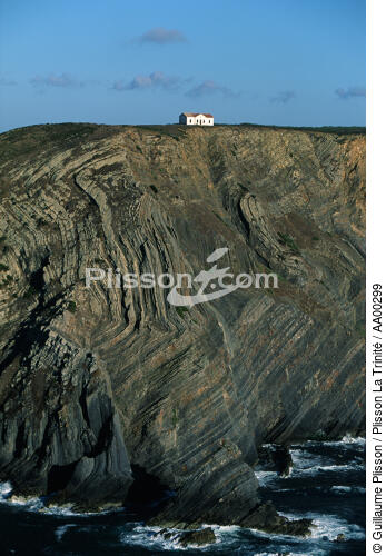 Maison isolée au dessus d'une falaise. - © Guillaume Plisson / Plisson La Trinité / AA00299 - Nos reportages photos - Guillaume Plisson