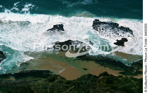 Au pied des falaises de Cabo da Roca. - © Guillaume Plisson / Plisson La Trinité / AA00300 - Photo Galleries - Cliff
