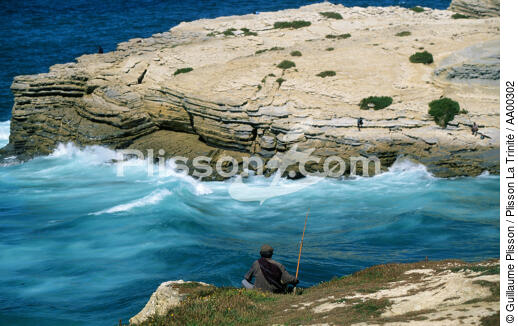 un pêcheur à la ligne sur le Cabo Carvoeiro. - © Guillaume Plisson / Plisson La Trinité / AA00302 - Photo Galleries - Site of interest [Por]