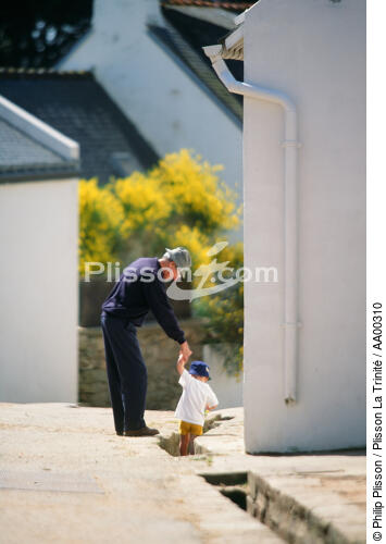 Un grand père et son petit-fils dans une rue de Houat. - © Philip Plisson / Plisson La Trinité / AA00310 - Photo Galleries - Vertical