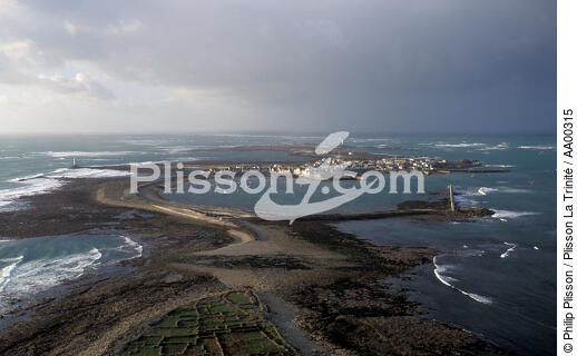 Vue aérienne de l'île de Sein. - © Philip Plisson / Plisson La Trinité / AA00315 - Photo Galleries - Finistère