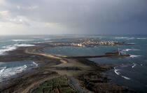 Vue aérienne de l'île de Sein. © Philip Plisson / Plisson La Trinité / AA00315 - Nos reportages photos - Finistère