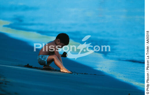 Enfant jouant sur une plage. - © Philip Plisson / Plisson La Trinité / AA00318 - Nos reportages photos - Vue non aérienne