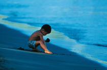 Enfant jouant sur une plage. © Philip Plisson / Plisson La Trinité / AA00318 - Photo Galleries - Child