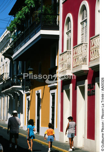Maisons colorées de Porto-Rico. - © Guillaume Plisson / Plisson La Trinité / AA00326 - Nos reportages photos - Vertical
