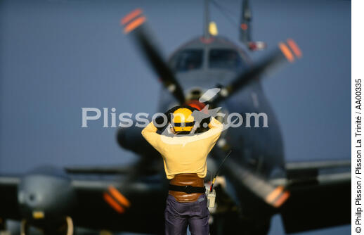 Avion militaire sur le Clémenceau. - © Philip Plisson / Plisson La Trinité / AA00335 - Nos reportages photos - Elément d'un bateau