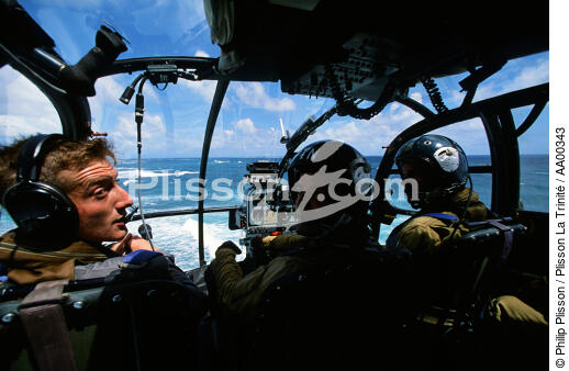 Hélicoptère militaire et son équipage. - © Philip Plisson / Plisson La Trinité / AA00343 - Nos reportages photos - Hélicoptère militaire