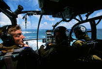 Hélicoptère militaire et son équipage. © Philip Plisson / Plisson La Trinité / AA00343 - Photo Galleries - Ground shot