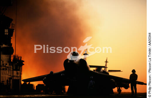 Avion militaire sur le Clémenceau. - © Philip Plisson / Plisson La Trinité / AA00344 - Photo Galleries - Military aircraft