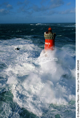 Le phare des Pierres Noires en mer d'Iroise. - © Guillaume Plisson / Plisson La Trinité / AA00348 - Photo Galleries - Maritime Signals