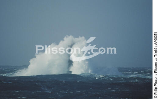 Le phare du Four dans la tempête. - © Philip Plisson / Pêcheur d’Images / AA00351 - Nos reportages photos - Tempêtes