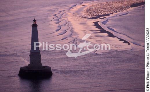 Le phare de Cordouan en contre-jour. - © Philip Plisson / Plisson La Trinité / AA00353 - Nos reportages photos - France