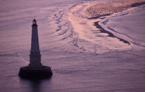 Le phare de Cordouan en contre-jour. © Philip Plisson / Plisson La Trinité / AA00353 - Nos reportages photos - Mer