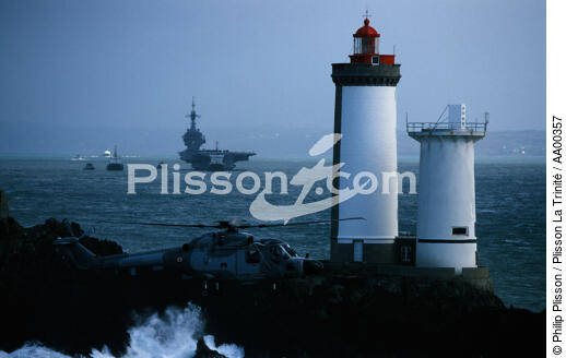 Premier plan : le Petit-Minou. Second plan : Le Charles De Gaulle. - © Philip Plisson / Plisson La Trinité / AA00357 - Photo Galleries - Maritime Signals