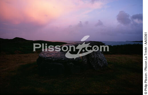 Un mégalithe irlandais au soleil couchant. - © Philip Plisson / Plisson La Trinité / AA00361 - Photo Galleries - Construction/Building