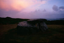 Un mégalithe irlandais au soleil couchant. © Philip Plisson / Plisson La Trinité / AA00361 - Photo Galleries - Foreign country