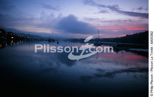 Lever du soleil dans un port irlandais. - © Philip Plisson / Plisson La Trinité / AA00362 - Nos reportages photos - Termes divers