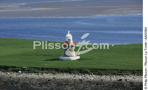 A lighthouse between land and sea - © Philip Plisson / Plisson La Trinité / AA00364 - Photo Galleries - Irish Lighthouses