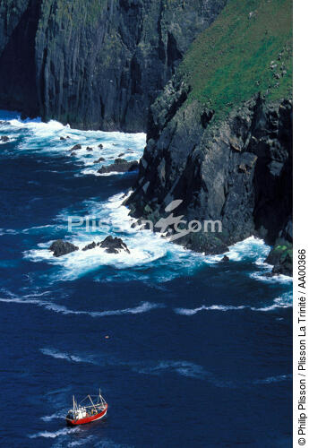 A small fishing boat near a cliff in Ireland. - © Philip Plisson / Plisson La Trinité / AA00366 - Photo Galleries - Ireland