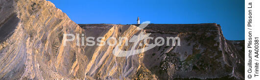 Le phare de cabo Espichel (Portugal) surplombant des falaises. - © Guillaume Plisson / Plisson La Trinité / AA00381 - Nos reportages photos - Signalisation maritime