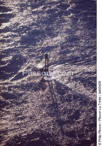 Balise en contre-jour. - © Philip Plisson / Plisson La Trinité / AA00409 - Nos reportages photos - Signalisation maritime
