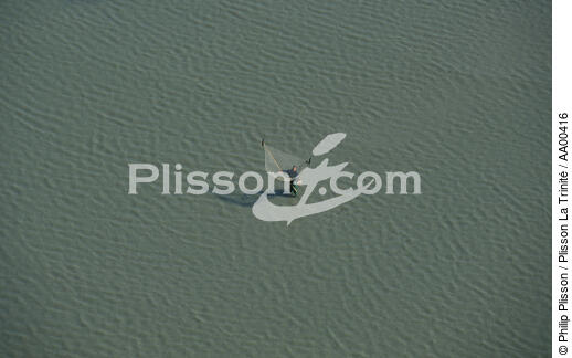 Homme portant un carrelet sur fond de plage, - © Philip Plisson / Plisson La Trinité / AA00416 - Photo Galleries - Fishing