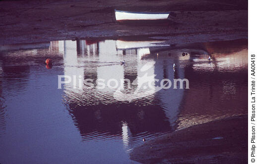 Reflet d'une maison de pêcheur sur l'eau. - © Philip Plisson / Plisson La Trinité / AA00418 - Nos reportages photos - Lumière