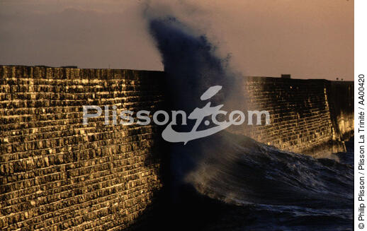 Une vague à l'assaut du port de Quiberon. - © Philip Plisson / Plisson La Trinité / AA00420 - Photo Galleries - Town [56]