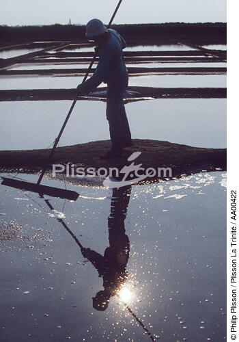 Paludier ramassant le sel. - © Philip Plisson / Plisson La Trinité / AA00422 - Nos reportages photos - Guérande