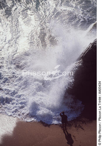 Au nord de l'embouchure de la Laïta, à pleine mer, on peut jouer avec les vagues. - © Philip Plisson / Plisson La Trinité / AA00434 - Photo Galleries - Finistère
