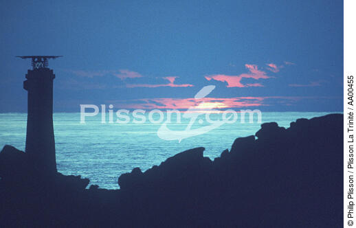 Coucher de soleil sur Nividic (île de Ouessant, Finistère, 29). - © Philip Plisson / Plisson La Trinité / AA00455 - Photo Galleries - Finistère