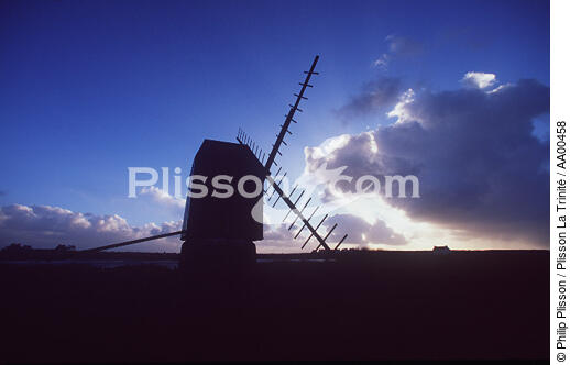 Le moulin de Caraes sur la route de Créac'h ( Ouessant, Finistère, 29). - © Philip Plisson / Plisson La Trinité / AA00458 - Photo Galleries - Cloud