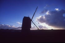 Le moulin de Caraes sur la route de Créac'h ( Ouessant, Finistère, 29). © Philip Plisson / Plisson La Trinité / AA00458 - Nos reportages photos - Construction