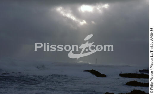 Vent contre-courant dans le Fromveur avec en arrière plan le phare de La Jument ( île de Ouessant, Finistère, 29) - © Philip Plisson / Plisson La Trinité / AA00466 - Photo Galleries - Storm at sea