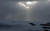 Vent contre-courant dans le Fromveur avec en arrière plan le phare de La Jument ( île de Ouessant, Finistère, 29) © Philip Plisson / Plisson La Trinité / AA00466 - Photo Galleries - Storm at sea