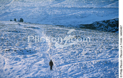 Un homme se promène au milieu d'un paysage de neige (île de Ouessant, Finistère, 29). - © Philip Plisson / Plisson La Trinité / AA00467 - Nos reportages photos - Neige