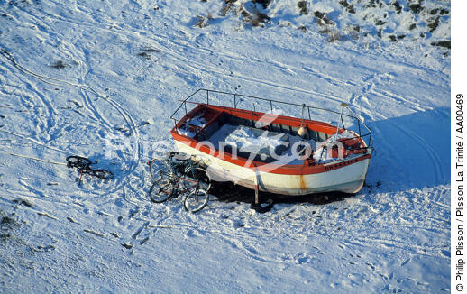 Bateau hiverné sur la neige. - © Philip Plisson / Plisson La Trinité / AA00469 - Nos reportages photos - Pêche