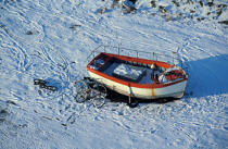 Bateau hiverné sur la neige. © Philip Plisson / Plisson La Trinité / AA00469 - Photo Galleries - Fishing