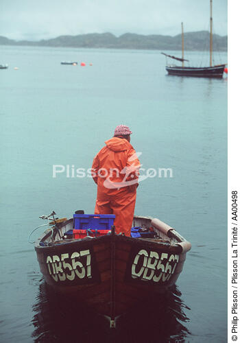Pêcheur dans sa plate. - © Philip Plisson / Plisson La Trinité / AA00498 - Photo Galleries - Calm sea