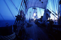 La nuit, sur le pont du HMS Rose. © Philip Plisson / Plisson La Trinité / AA00512 - Nos reportages photos - Elément d'un bateau