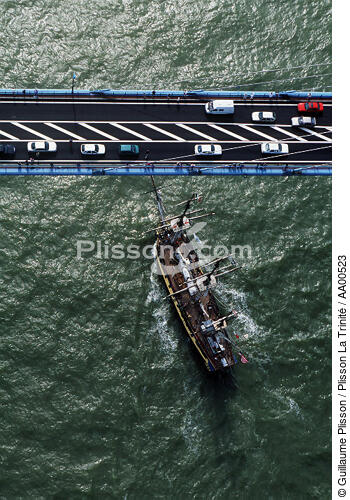 Le HMS Rose passant sous le pont de Saint Nazaire, pendant l'Armada. - © Guillaume Plisson / Plisson La Trinité / AA00523 - Nos reportages photos - Vertical