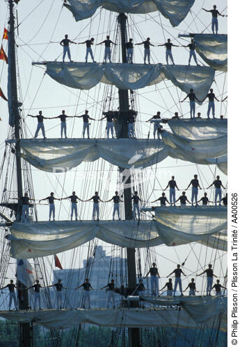Equipage de L'Esmeralda sur les vergues pendant l'Armada de Rouen. - © Philip Plisson / Plisson La Trinité / AA00526 - Photo Galleries - Sails