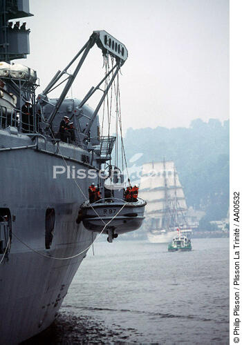 Bateau militaire pendant l'armada, grand voilier en arrière plan. - © Philip Plisson / Plisson La Trinité / AA00532 - Nos reportages photos - Ville [76]