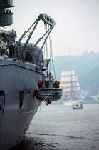 Bateau militaire pendant l'armada, grand voilier en arrière plan. © Philip Plisson / Plisson La Trinité / AA00532 - Nos reportages photos - Vue non aérienne