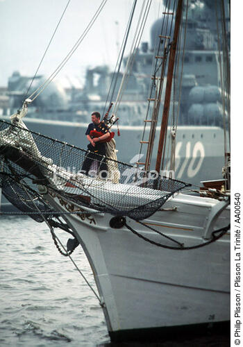 Joueur de cornemuse sur la proue d'un voilier. - © Philip Plisson / Plisson La Trinité / AA00540 - Nos reportages photos - Armada [L']